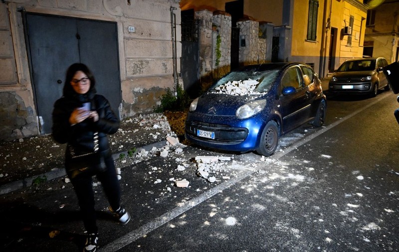 Cutremur de suprafață în Napoli, oamenii și-au petrecut noaptea pe străzi, de frica unor replici