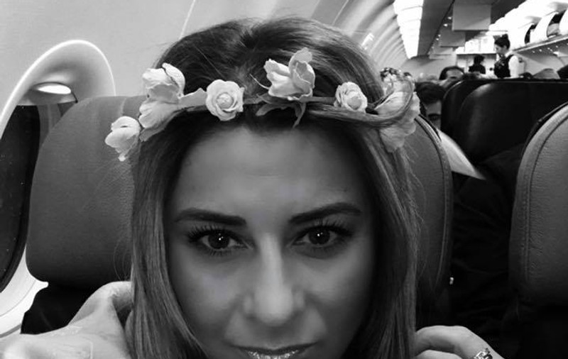 Anamaria Prodan s-a pozat în chiloți. Cocoțată în vârful patului
