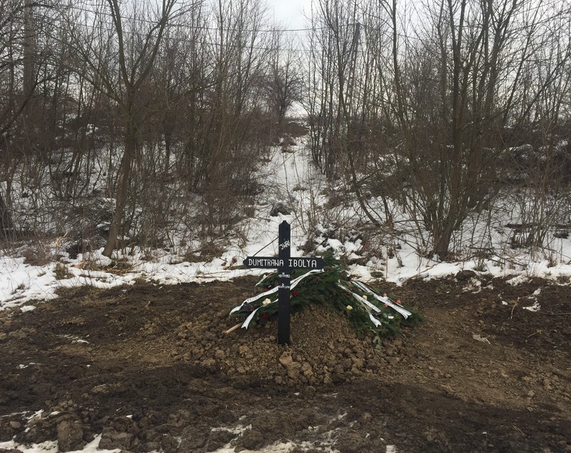 Situaţie absurdă într-un sat din Dolj. Femeie îngropată în mijlocul câmpului, după ce preotul a refuzat să o înmormânteze în cimitir