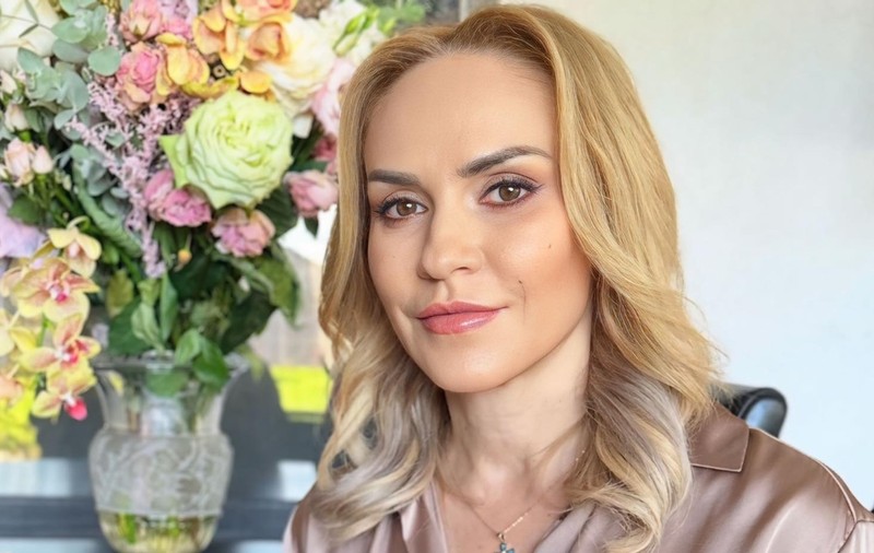 Reacția oamenilor, după ce Gabriela Firea a fost absentă de la sfințirea Catedralei Mântuirii Neamului: „Cei care vă înjurau că dați bani rup ușile”