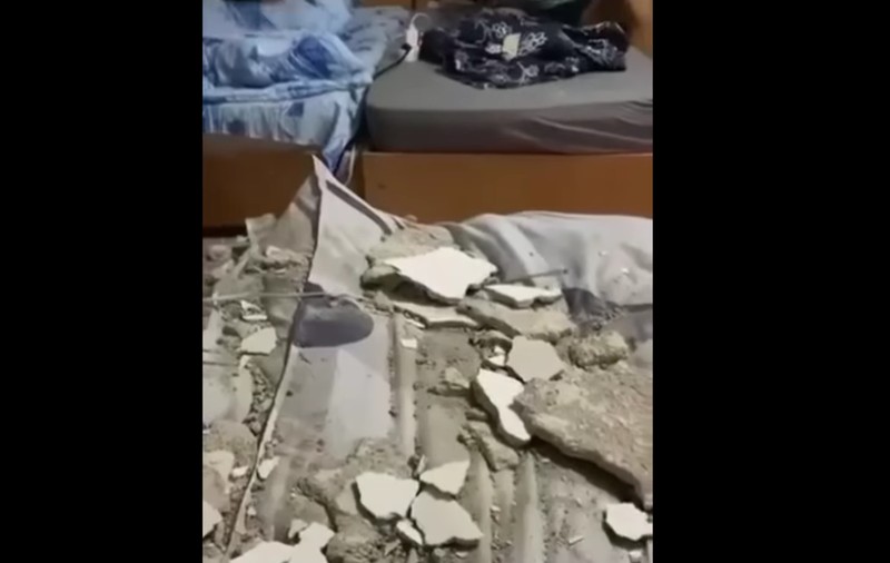 Tavanul unui dormitor abia renovat i-a căzut în cap unui elev de la Școala de Poliție din Câmpina, când se pregătea să doarmă: „Să primească în viitor căști de protecție”