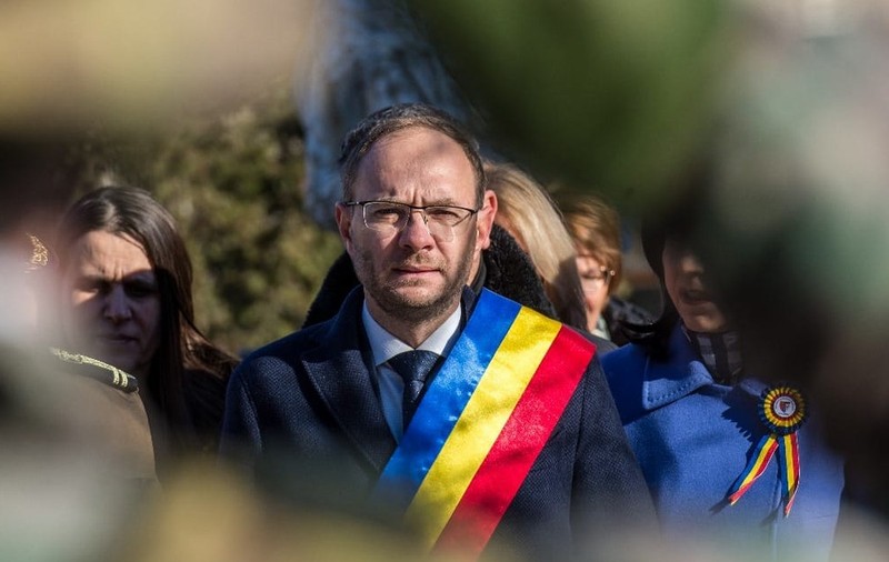 Primarul din Botoșani, denunțat la DNA pentru că și-a favorizat amanta. Soțul femeii: Tot orașul ar trebui să îi mulțumească nevestei mele, când mai aveam noi flori pe bulevard?