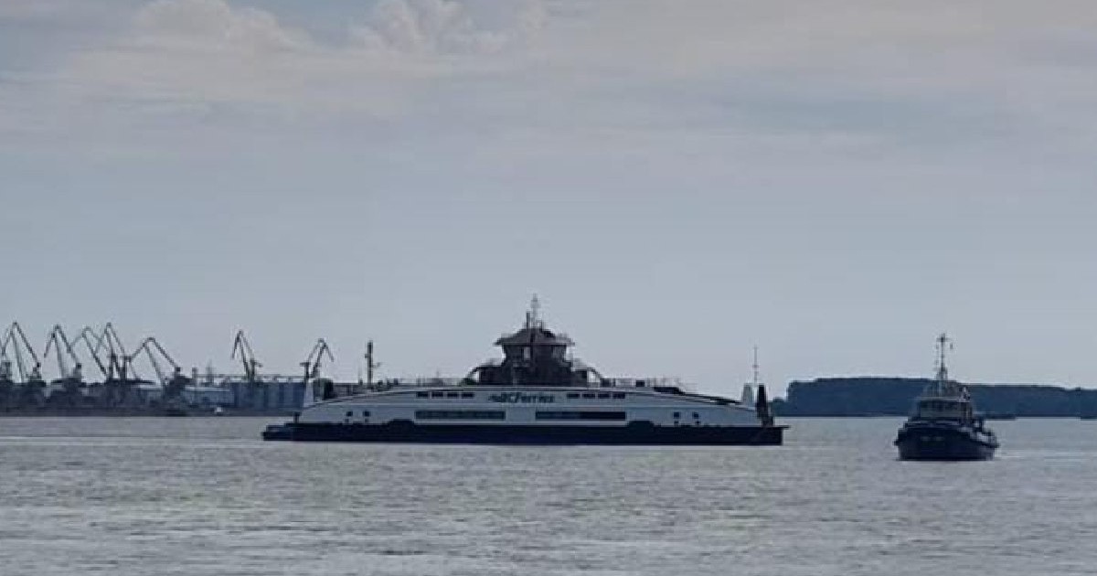 Feribot în apă, pe șantierul naval din Galați