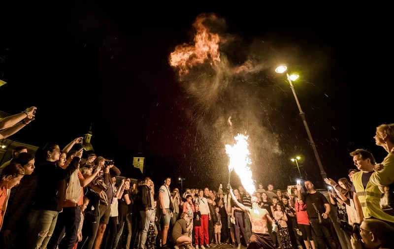 Atmosferă de poveste la Festivalul Medieval din Sibiu 2017. Cavaleri, domnițe și rock medieval în Piața Mare