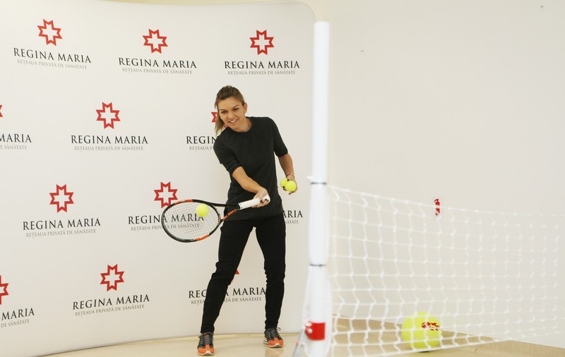O rachetă de tenis semnată de Simona Halep, licitată la balul de caritate al Transylvania College
