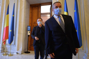 Premierul desemnat Nicolae Ciucă (dreapta) a depus, în prezența președintelui PNL, Florin Cîțu (stânga), lista cu miniștri și programul de guvernare în Parlament, sâmbătă, 30 octombrie 2021 | Sursa foto: Hepta