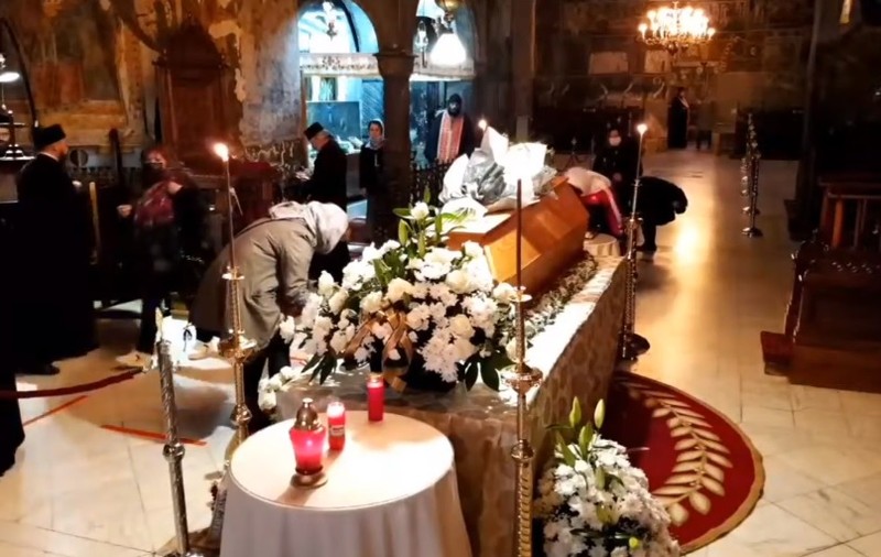 VIDEO | Reguli ignorate de oameni la priveghiul Arhiepiscopului Pimen. Credincioșii și-au dat jos masca și au sărutat sicriul