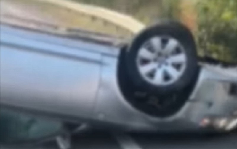 Polițiștii l-au filmat când se răstoarnă cu mașina pe tânărul de 18 ani și fără permis pe care-l urmăreau, în Dolj. VIDEO
