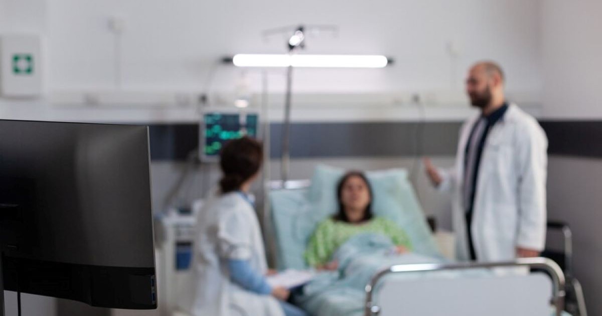 Pacientă consultată de medici.