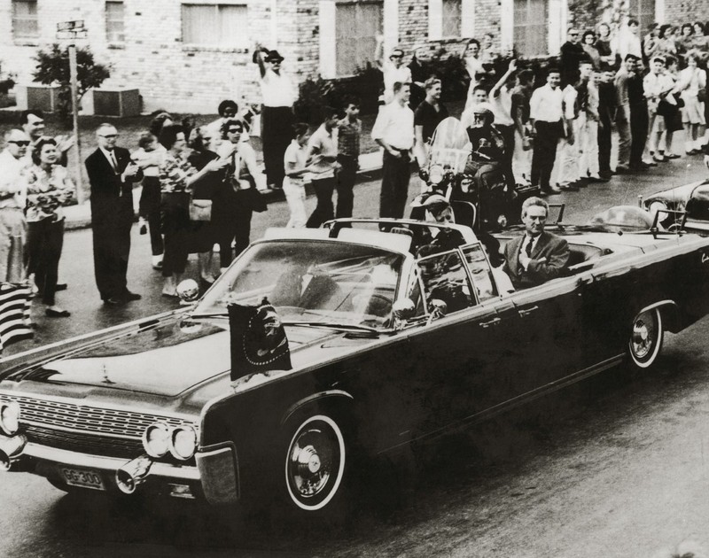 Mașina prezidențială, cu puțin timp înainte ca John F. Kennedy să fie asasinat. Foto: Hepta
