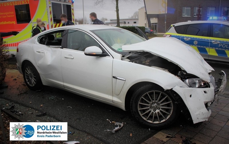 Un român căutat în toată Europa și-a distrus Jaguarul de lux, încercând să scape de două polițiste, în Germania