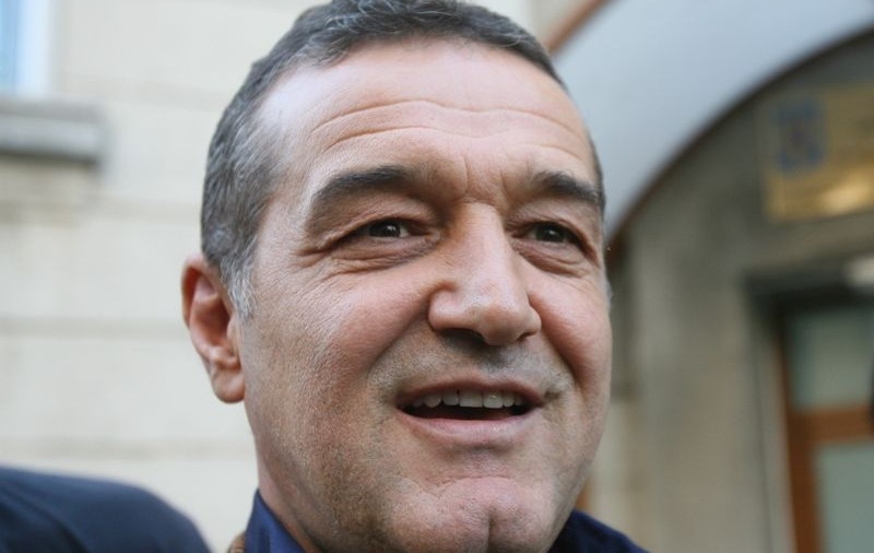 Gigi Becali, ajutat de poliţiştii comunitari la Înviere