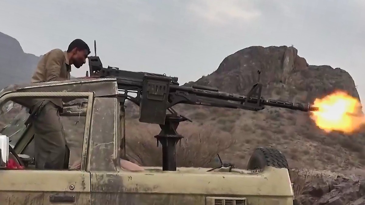 Luptător Houthi deschide focul împotriva forțelor pro-guvernamentale. Imagine difuzată de propaganda rebelilor din Yemen Sursa foto: Profimedia