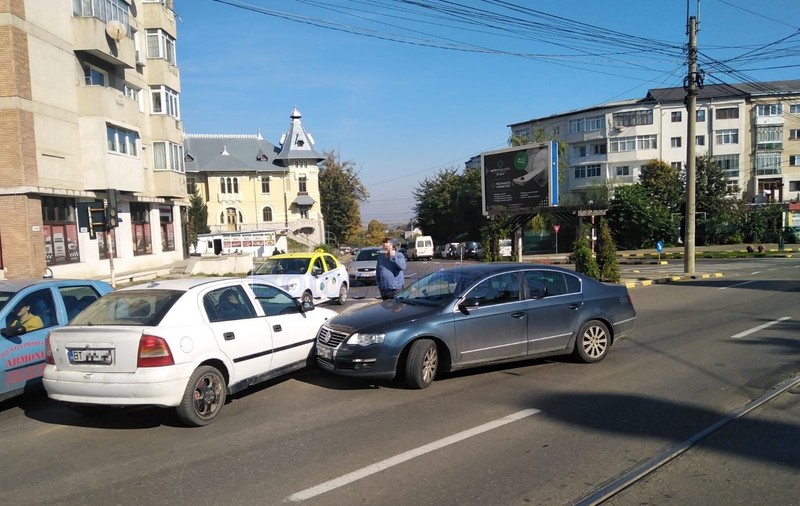 Accident rutier produs de o maşină fără şofer, într-o intersectie din Botoșani. Fusese parcată în pantă și nu a fost asigurată corespunzător