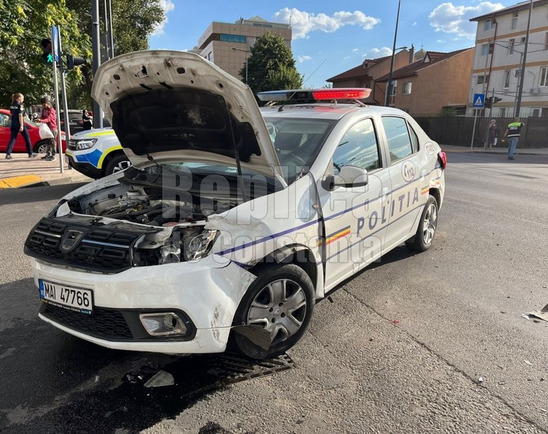 O mașină de poliţie aflată în misiune, implicată într-un accident rutier în Constanța. Un polițist a fost rănit