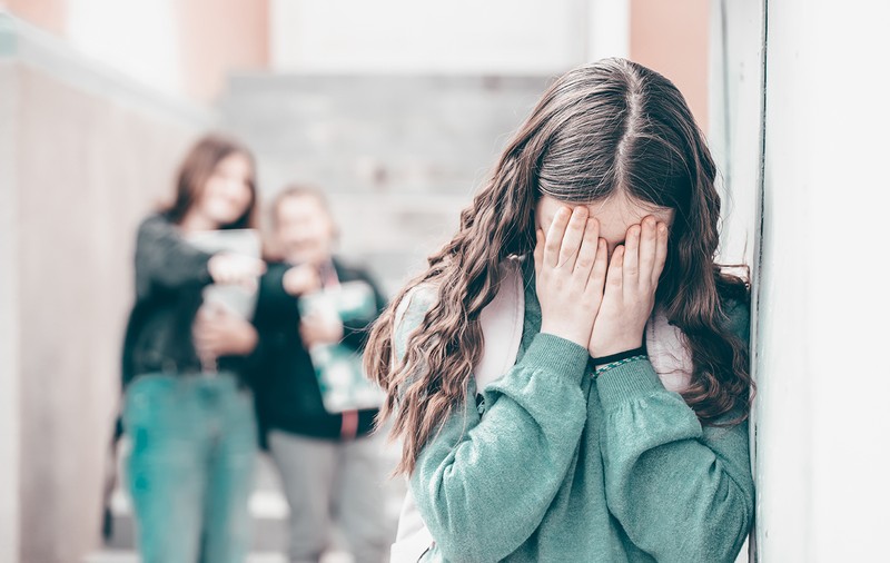 Caz tulburător de hărțuire la un liceu din Fetești: o elevă cu handicap a ajuns la spital, abuzată ani în șir de două adolescente. „Cu atât mai mult, ar fi trebuit s-o trateze cu multă grijă” 