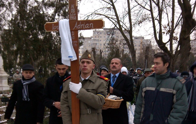 Adrian Iovan, înmormântat ÎNTR-O PLOAIE DE FLORI şi APLAUZELE A MII DE oameni | FOTO