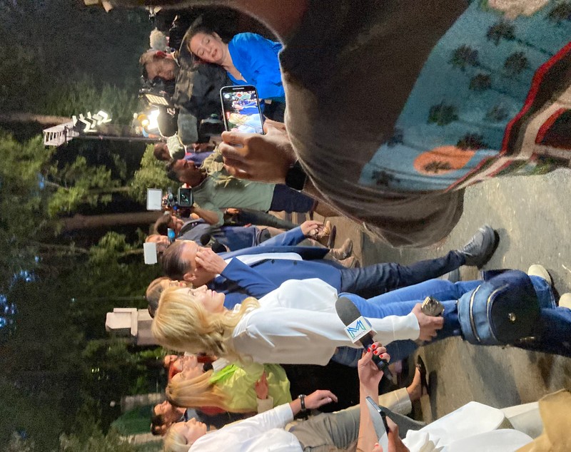 REPORTAJ | Scenă simbolică la PSD. Ciolacu și Grindeanu au dispărut în momentul în care Gabriela Firea a intrat în curtea sediului central. „Am câștigat alegerile!”