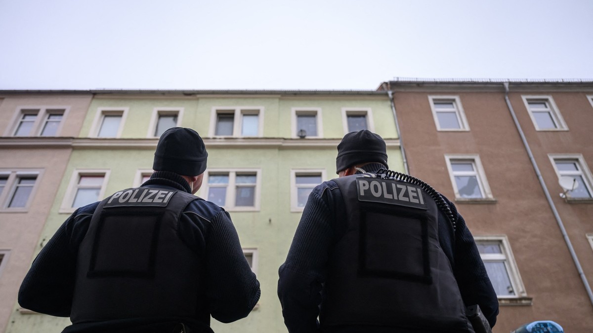 Doi polițiști germani au fost surprinși în fața unui bloc.