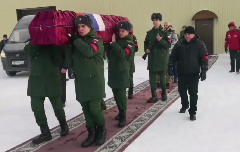 Un rus care și-a ucis mama și a fost scos din pușcărie și trimis să moară în Ucraina, cu mercenarii Wagner, a fost înmormântat cu onoruri militare