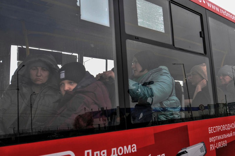 Un autobuz cu oameni evacuați din Mariupol, la punctul de trecere al graniței către Rusia, pe 5 martie | Foto: EPA