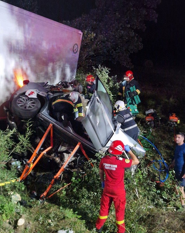Familie distrusă în Sibiu, unde un camion intrat pe contrasens a făcut praf o mașină. Șoferul și soția lui au murit, doi adolescenți au fost grav răniți
