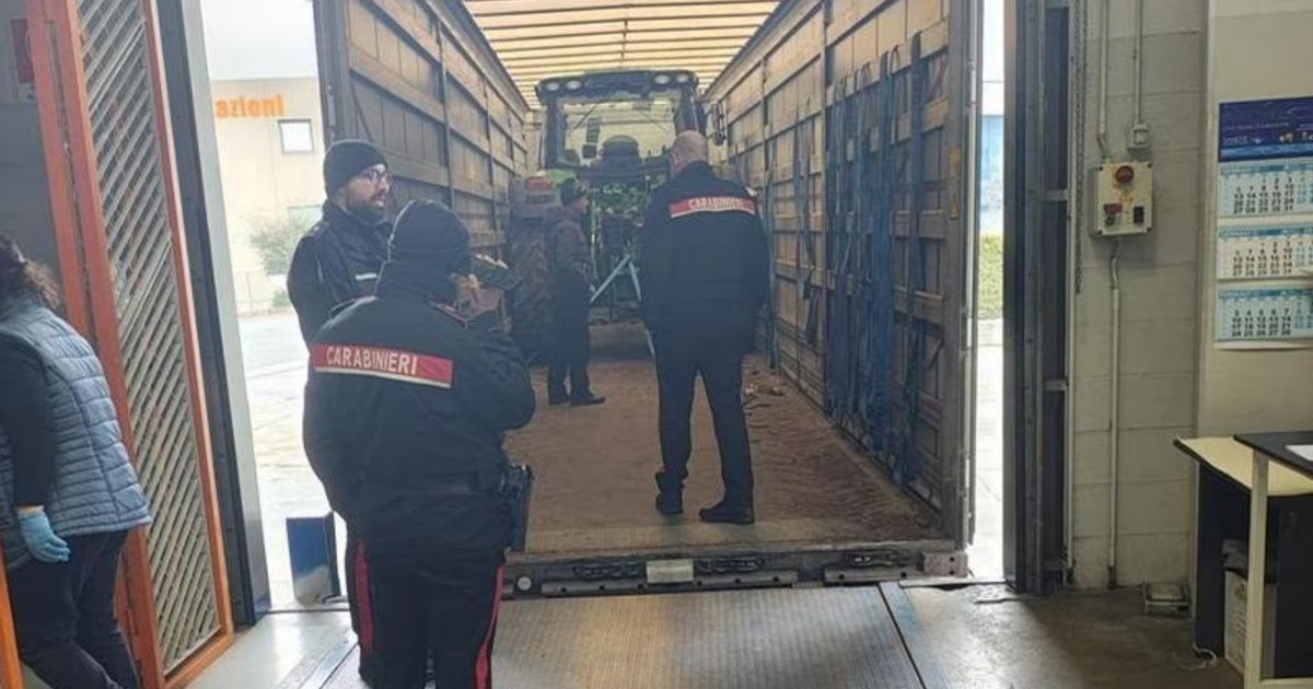 Tractor furat, încărcat în camion, pentru a fi scos din Italia. FOTO: Rai News