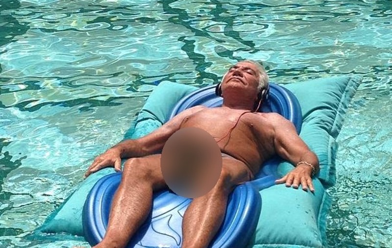 NIMIC nu este prea EXCENTRIC pentru UN DESIGNER! Uite cu ce DOARME ROBERTO CAVALLI între PICIOARE