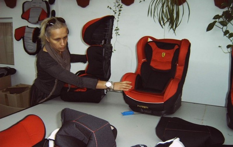 Foto | Fac huse "Ferrari" pentru scaune de bebeluşi