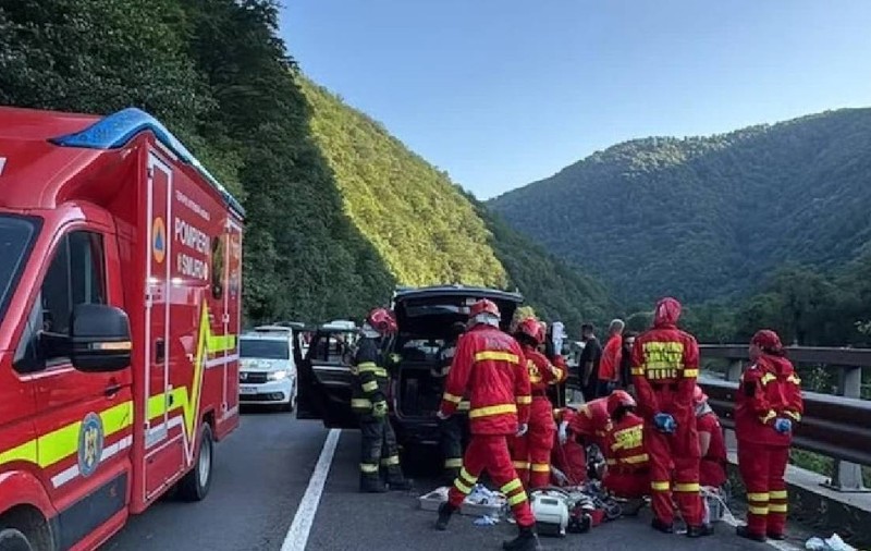 Un bărbat a murit după ce o bucată de stâncă a căzut peste o mașină pe Valea Oltului