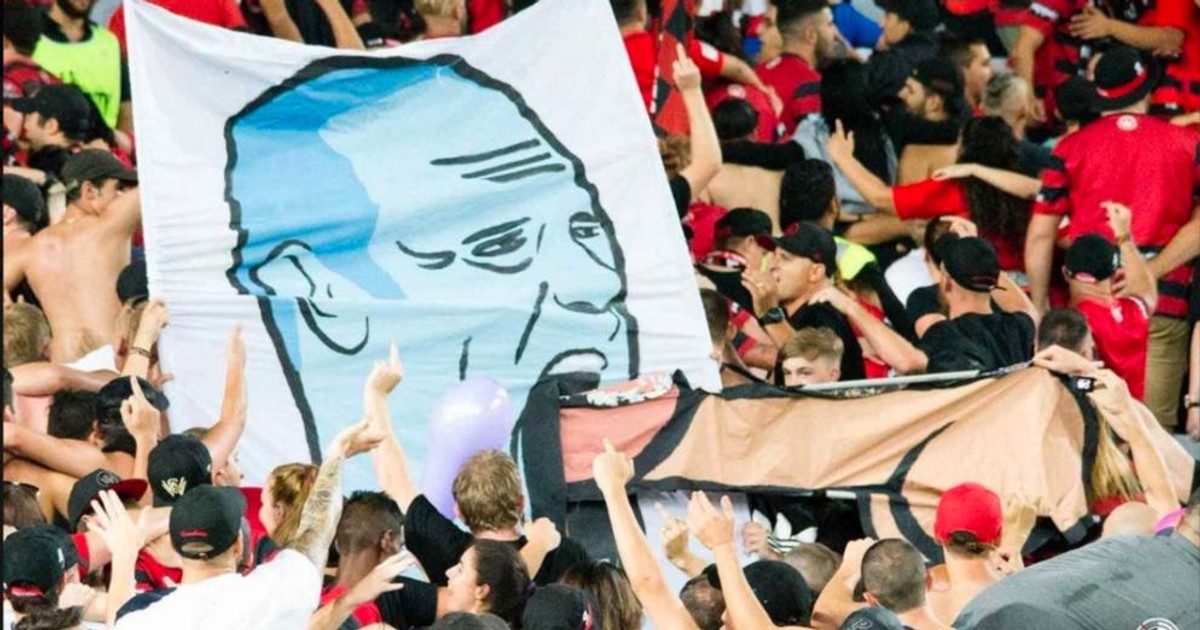 Banner jignitor la adresa antrenorului Graham Arnold.