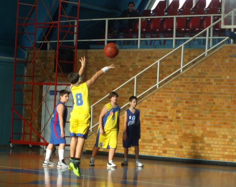 Fosta legendă a Stelei, Virgiliu Căpuşan, creează viitorii campioni ai baschetului. Taxa e de 150 de lei pe lună. REZULTATELE TURNEULUI U13