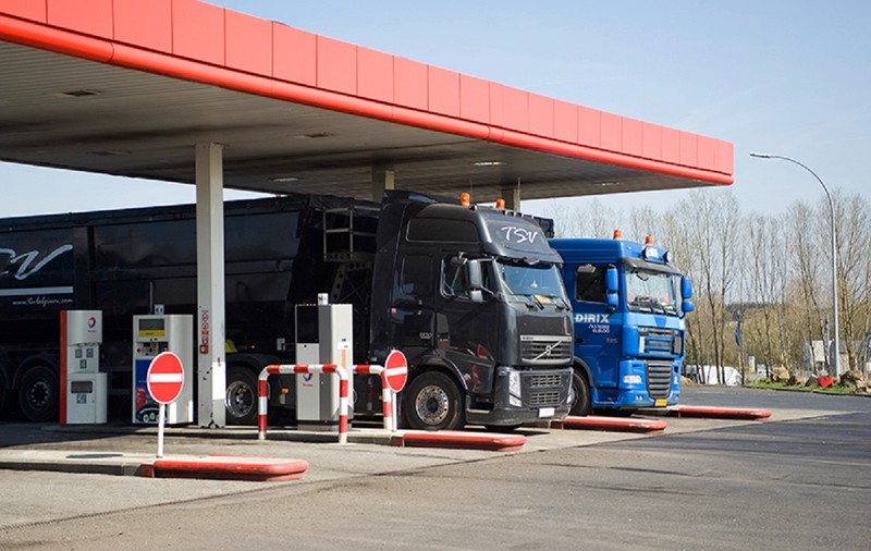 Un șofer de TIR a furat prezervative și gel lubrifiant din benzinărie, jandarmii l-au prins și l-au trimis cu trenul acasă, din Franța în Spania