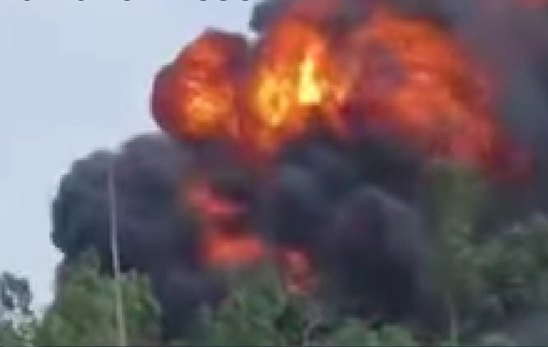 Filmare de aproape cu un avion militar chinez care se prăbușește și explodează la sol. Pilotul se parașutase