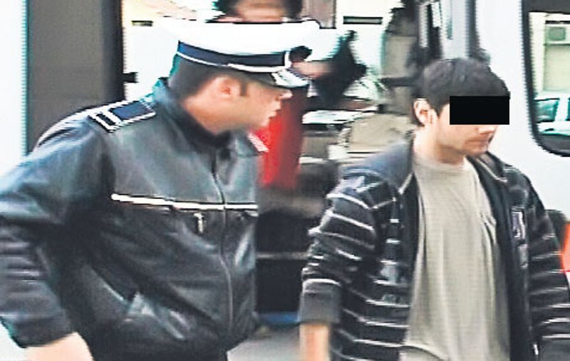 Puştiul de 14 ani din Iaşi care şi-a ucis mama a fost dus «la nebuni» cu jandarmii