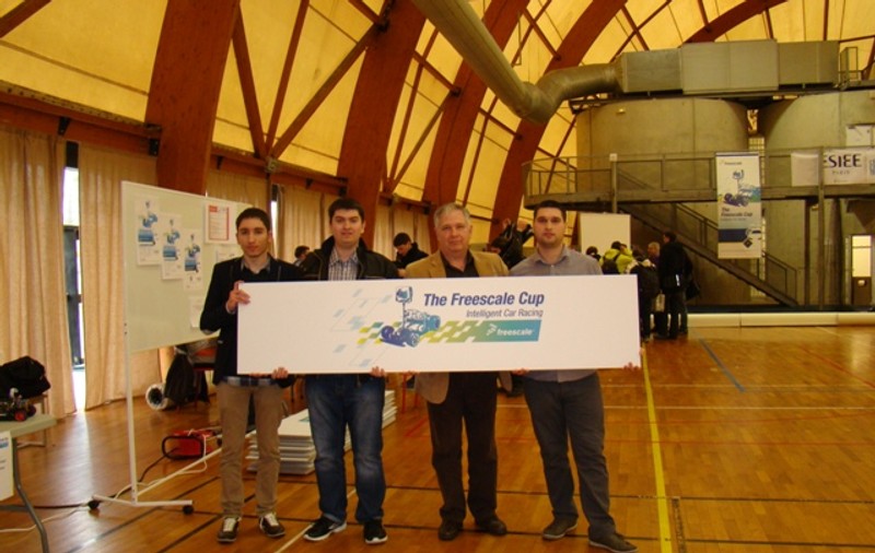 Trei studenţi craioveni, premiaţi la Paris pentru o maşinuţă care merge singură