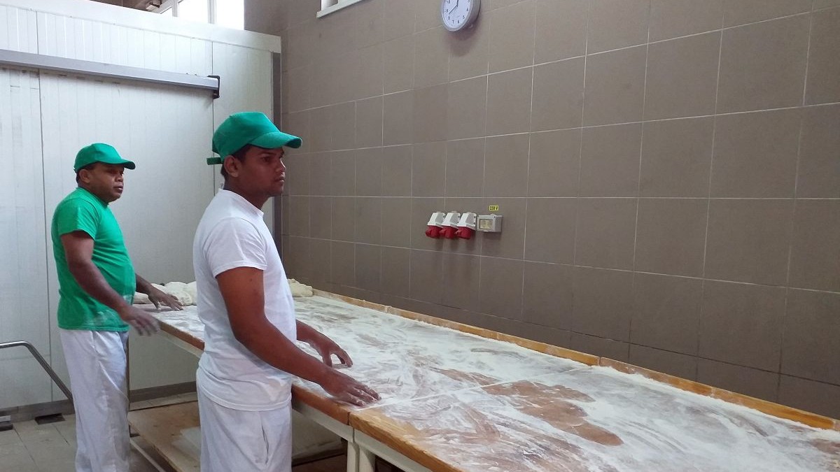 Răsturnare de situație la Ditrău: patronii brutăriei nu-i mai mută pe cei doi angajați din Sri Lanka. Brutarii din Sri Lanka, pe linia de producție