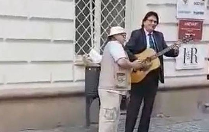 VIDEO | Primarul Nicolae Robu a cântat la chitară în centrul Timișoarei. Spectacolul făcut de edil pe străzile orașului