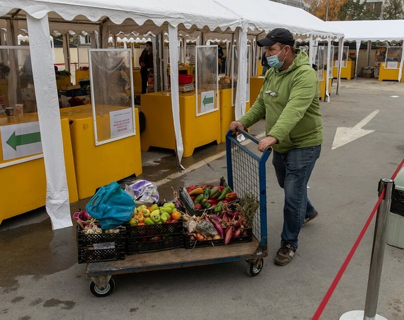 REPORTAJ. Supărarea comercianților dintr-o piață de la marginea Bucureștiului pe aglomerația de la Obor: “I-au văzut pe ei așa și ce au zis, hai să îi închidem pe toți”