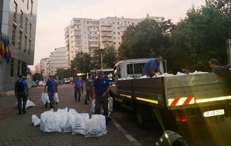 Voluntarii bucureşteni îi ajută pe sinistraţi. Află unde s-au amenajat puncte de colectare!