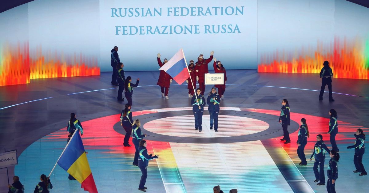 Atleții Rusiei, dintre care purtătorii de steag sunt ANASTASIIA BAGIIAN și ALEKSEI BUGAEV, în timpul Paradei de la ceremonia de deschidere a Jocurilor Paralimpice de Iarnă Milano Cortina 2026, desfășurată la Arena di Verona, 6 martie 2026