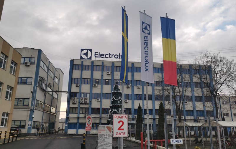 Fabrica Electrolux din Satu Mare concediază peste 100 de angajați, în urma pierderii unui număr mare de comenzi din Ucraina și Rusia
