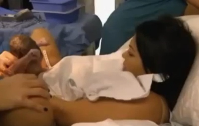 Naştere transmisă tv! Uite cum a venit pe lume un prinţişor | VIDEO