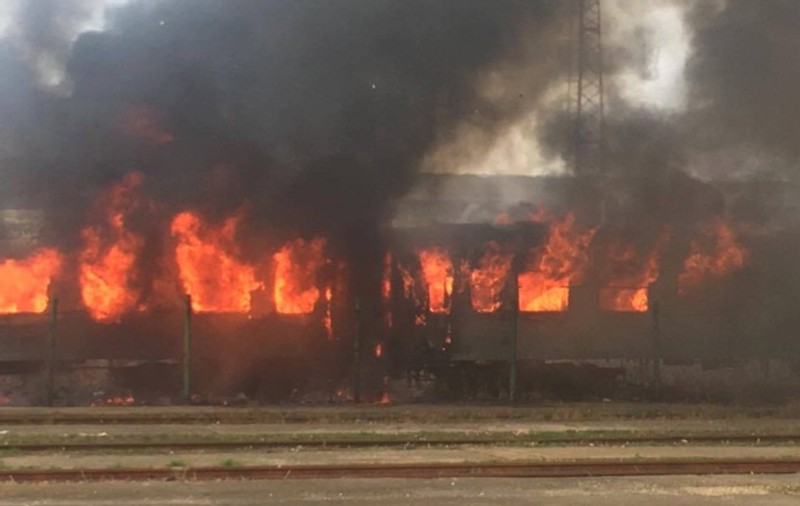 Incendiu la Gara de Nord din Timişoara. Mai multe vagoane au fost cuprinse de flăcări