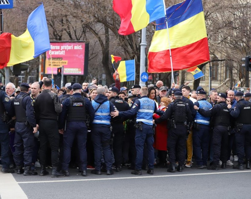 Fanii lui Călin Georgescu au spart barajul la protestul de la Guvern. Bătaie între mineri și jandarmi la finalul manifestației