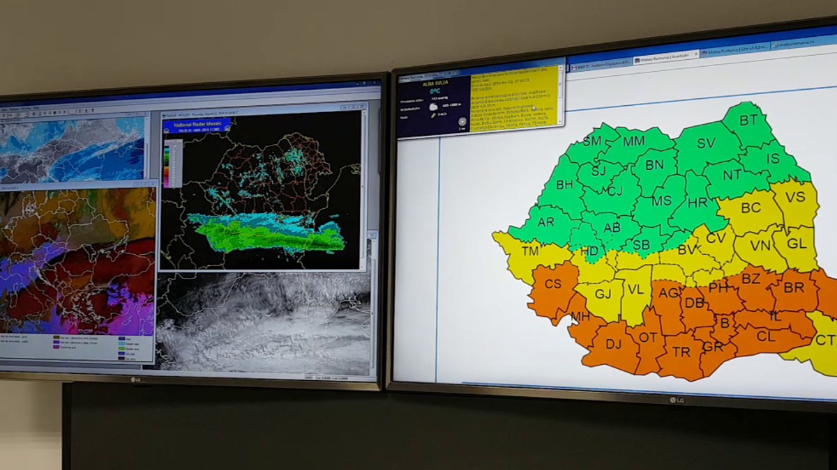 Cum vor afecta România schimbările climatice din lume. Soare puternic, pe fondul unui cer senin, Hărți meteo, pe două monitoare de la ANM