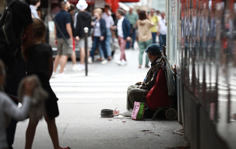 Oamenii fără adăpost din Paris sunt mutați în afara orașului, ca parte a măsurilor de pregătire a Jocurilor Olimpice din vara viitoare