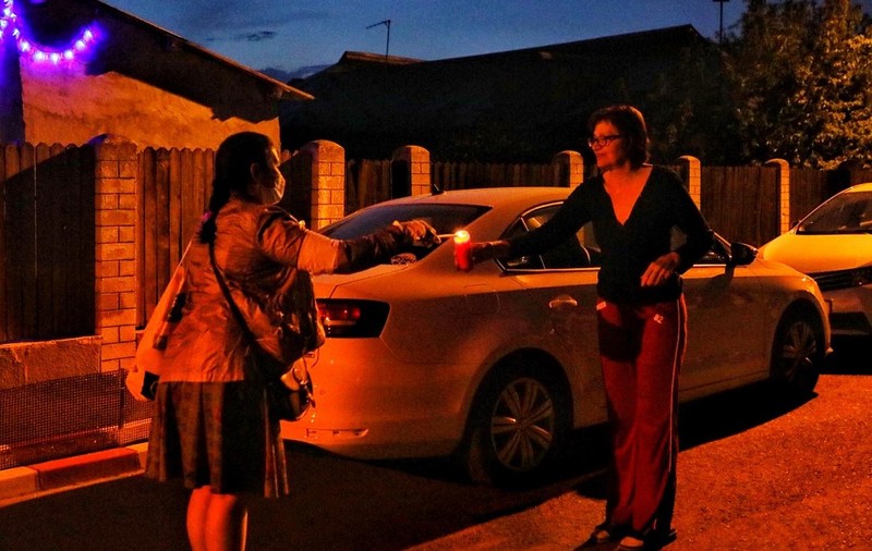 VIDEO | Voluntarii au împărțit Lumina Sfântă credincioșilor pe străzi