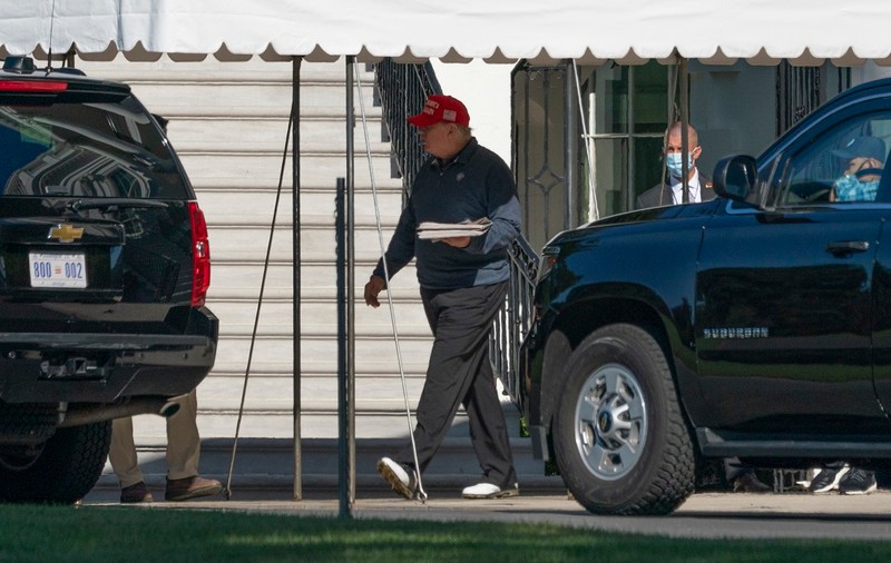 Donald Trump a revenit pe terenul de golf din Virginia, unde se afla când s-a anunțat victoria lui Biden. Cum a fost întâmpinat