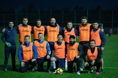 Andrei (al doilea din dreapta, rândul de sus), la un fotbal cu băieții. Jos, în centru, finanțatorul Farului, Ciprian Marica, iar sus poate fi zărit Daniel Pancu, antrenorul Rapidului